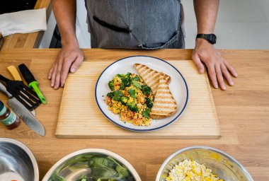 Şef mutfakta sebzeli soya peyniri hazırlıyor..