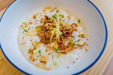 Karamelli soğan ve susamlı pirinç lapası..