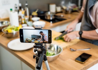 Şef atölyeden canlı yayın yapıyor. Vejetaryen mercimek çorbası nasıl hazırlanır?.