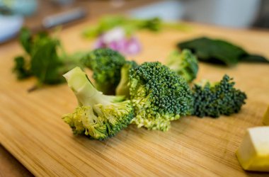 Yeşil köri, şifalı otlar ve pirinçle hazırlamak için malzemelerle tahta kesmek..