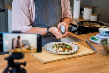 Şef atölyeden canlı yayında mercimekli karabuğday makarnası hazırlıyor..