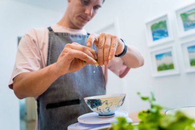 Şef mutfakta baharatlı cam erişte salatası hazırlıyor..