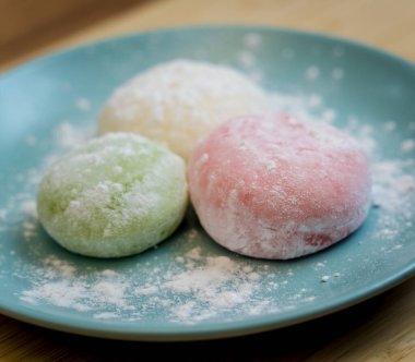 Mavi tabakta farklı renkte lezzetli Japon mochi 'si..