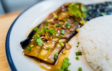 Beyaz tabakta sarımsaklı lezzetli patlıcanlar..