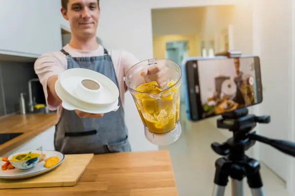 stock image The chef is broadcasting live from workshop how to prepare a vegetarian chickpea porridge. 