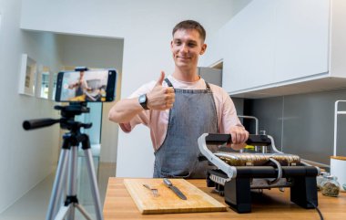 Şef atölyeden canlı yayın yapıyor. Elektrikli ızgarada biftekler nasıl hazırlanır?.