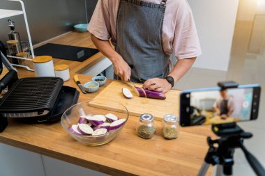 Şef atölyeden canlı yayında ızgara patlıcan ve sarımsak hazırlıyor..