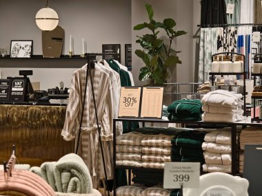 PHUKET, THAILAND - 5 Haziran 2024: HM büyük alışveriş merkezindeki ev.