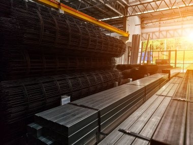 Sayısız metal ağ ve profille dolu büyük bir depo..