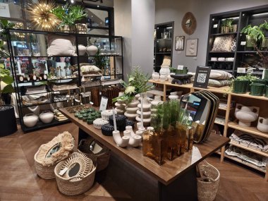 PHUKET, THAILAND - 5 Haziran 2024: HM büyük alışveriş merkezindeki ev.