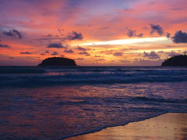 Okyanus kıyısında güzel bir gün batımı ve adaların manzarası..