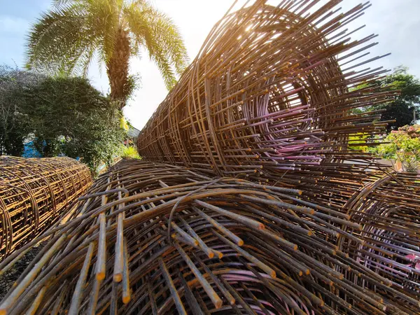 İnşaat alanında metal çubuklar düzenlenmiş yığın.