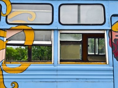 Yüzeyinde çizgi film karakteri olan mavi bir otobüs..