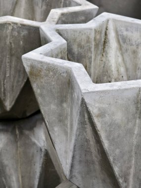 Birkaç beton saksısı üst üste yığılmış..