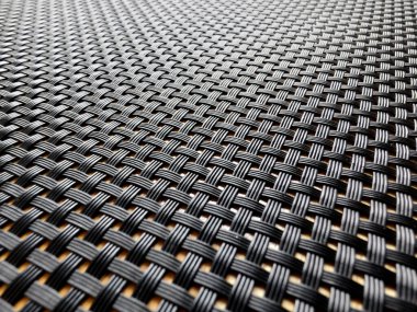 Ahşap bir masaya yerleştirilmiş hasır bir hasırın yakın çekim görüntüsü..