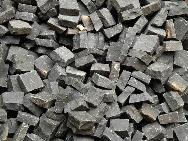 İnşaatta doğal malzemeler sergilenen istiflenmiş kayalar..