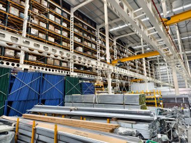 Sayısız metal ağ ve profille dolu büyük bir depo..