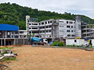 Sayısız penceresi olan yüksek bir bina inşa ediliyor.