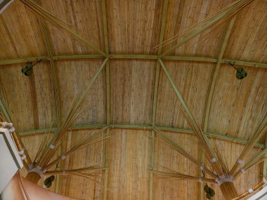 Tahta bambu tavanının delikli detaylı görüntüsü..