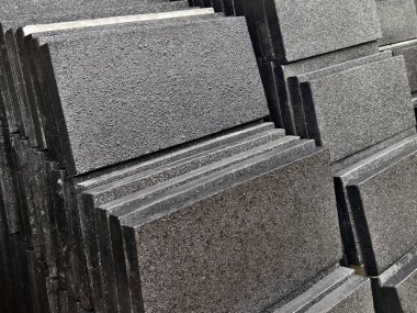 Birbiri üzerine beton serpiştirilmiş..