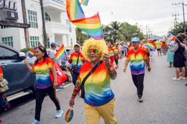 PHUKET, THAILAND - 29 Haziran 2024: Phuket şehir merkezinde Onur Yürüyüşü.