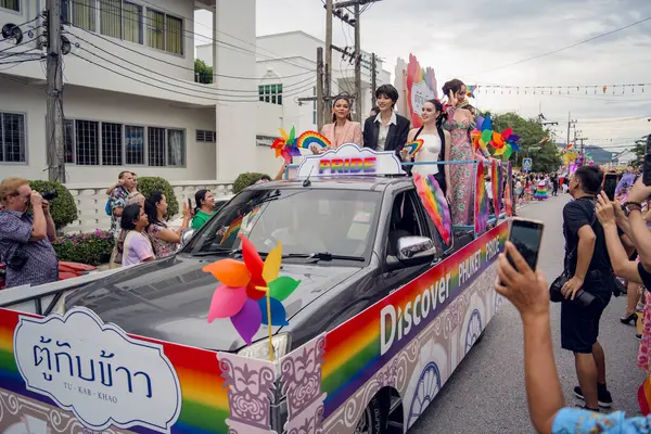 PHUKET, THAILAND - 29 Haziran 2024: Phuket şehir merkezinde Onur Yürüyüşü.