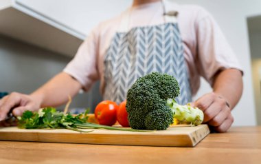 Şef atölyeden canlı yayında vejetaryen yemekleri nasıl hazırlayacağını anlatıyor..