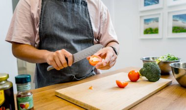 Şef mutfakta sebzeli soya peyniri hazırlıyor..