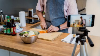 Şef atölyeden canlı yayında vejetaryen yemekleri nasıl hazırlayacağını anlatıyor..
