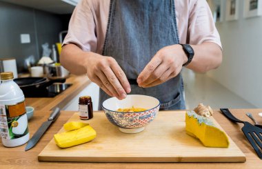 Şef mutfakta tofu ve sebzeli kabak lapası hazırlıyor..