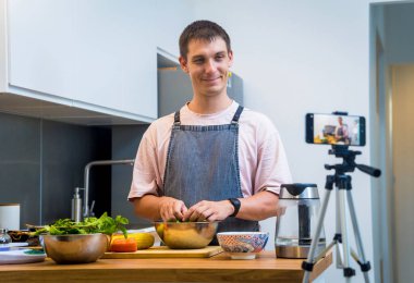 Şef atölyeden canlı yayın yapıyor. Baharatlı cam erişte salatası nasıl hazırlanır?.