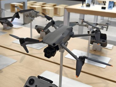 Video ve fotoğraf için ışık mağazasında modern insansız hava aracı.