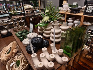 PHUKET, THAILAND - 5 Haziran 2024: HM büyük alışveriş merkezindeki ev.