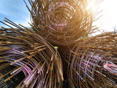 İnşaat alanında metal çubuklar düzenlenmiş yığın.