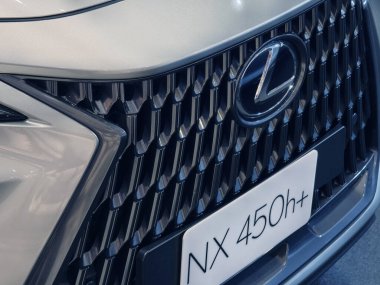 PHUKET, THAILAND- 10 Haziran 2024: ön tamponda LOGO Lexus.
