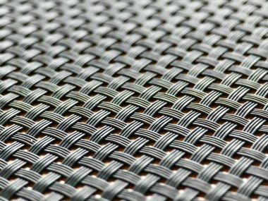 Ahşap bir masaya yerleştirilmiş hasır bir hasırın yakın çekim görüntüsü..