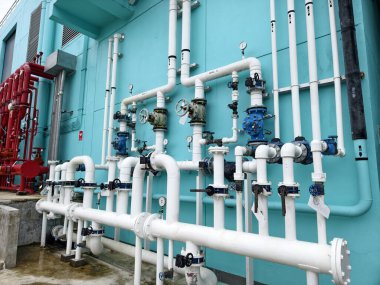 Endüstriyel tesislerdeki başlık kapakçık bölgesi ve yangın kontrol sistemi.