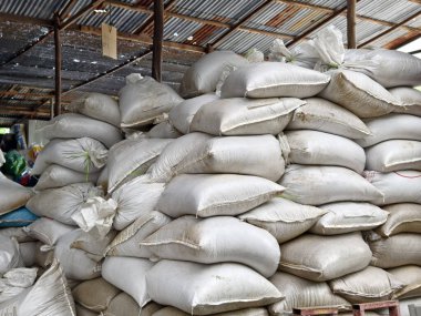 Modern depoda büyük beyaz çantalar yığılıyor..