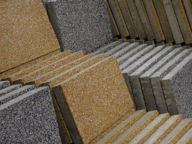 Birbiri üzerine beton serpiştirilmiş..