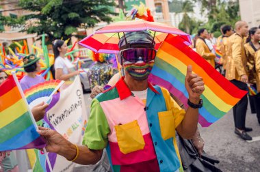 PHUKET, THAILAND - 29 Haziran 2024: Phuket şehir merkezinde Onur Yürüyüşü.