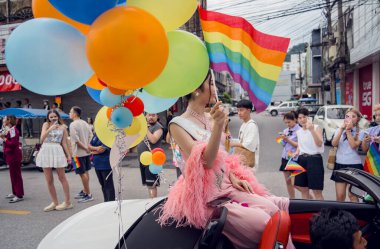 PHUKET, THAILAND - 29 Haziran 2024: Phuket şehir merkezinde Onur Yürüyüşü.