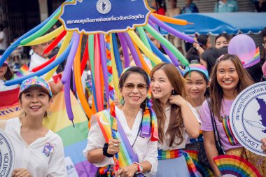 PHUKET, THAILAND - 29 Haziran 2024: Phuket şehir merkezinde Onur Yürüyüşü.