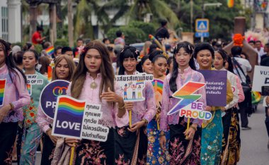 PHUKET, THAILAND - 29 Haziran 2024: Phuket şehir merkezinde Onur Yürüyüşü.