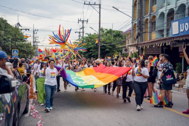 PHUKET, THAILAND - 29 Haziran 2024: Phuket şehir merkezinde Onur Yürüyüşü.