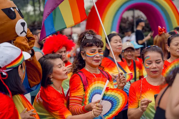 PHUKET, THAILAND - 29 Haziran 2024: Phuket şehir merkezinde Onur Yürüyüşü.