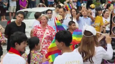 PHUKET, THAILAND - 29 Haziran 2024: Phuket şehir merkezinde Onur Yürüyüşü.