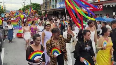 PHUKET, THAILAND - 29 Haziran 2024: Phuket şehir merkezinde Onur Yürüyüşü.
