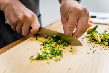 Şef mutfakta avokadoyla sağlıklı kinoa kasesi hazırlıyor..