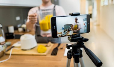 Şef atölyeden canlı yayında vejetaryen yemekleri nasıl hazırlayacağını anlatıyor..