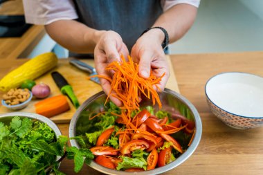 Şef mutfakta baharatlı cam erişte salatası hazırlıyor..